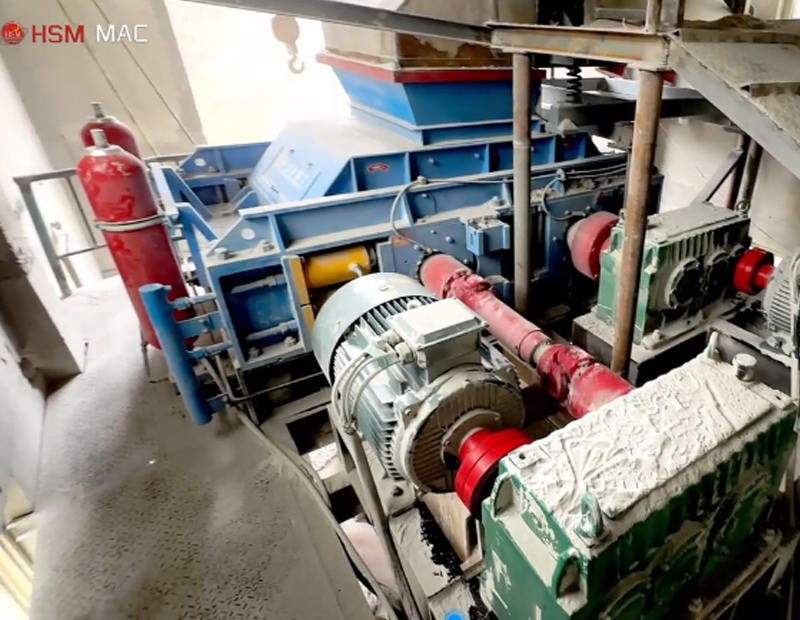 洛陽(yáng)金礦用對(duì)輥破碎機(jī)破碎現(xiàn)場(chǎng)華盛銘重工