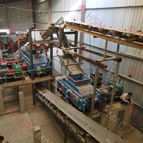 對(duì)輥破碎機(jī)現(xiàn)場(chǎng) 對(duì)輥破碎機(jī)現(xiàn)場(chǎng)